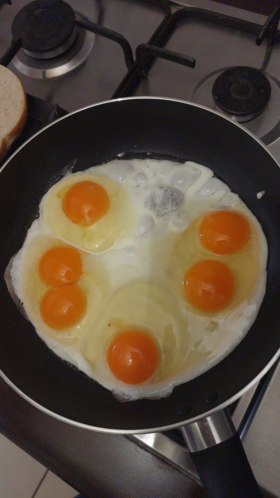 Sartén con huevos fritos de yema naranja, del criadero de donde vienen nuestras gallinas